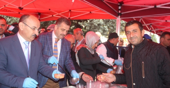 Gaziosmanpaşa Belediye Başkanı Hasan Tahsin Usta,Gaziosmanpaşalılara aşure ikramında bulundu.