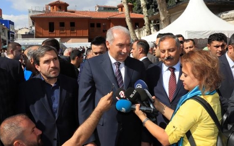 Başkan Mevlüt Uysal Eyüpsultan’da İstanbul Büyükşehir Belediye Başkanı Mevlüt Uysal, Eyüpsultan Camii’nde aşure dağıttı.