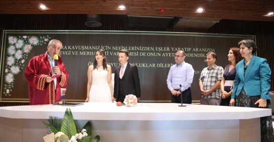 Eyüp Belediye Başkanı Remzi Aydın,Polis çiftlerin nikahını kıydı.
