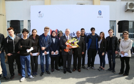 Eyüp Belediye Başkanı Remzi Aydın, okullarda düzenlenen programlarda, öğrencilere eğitim