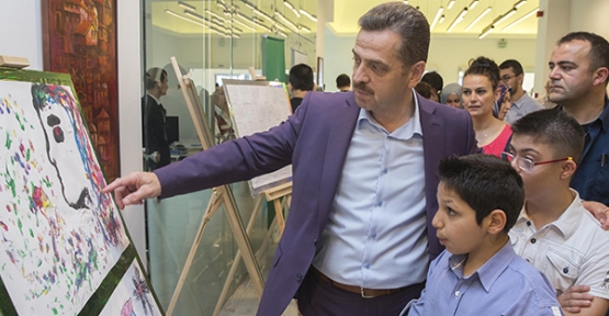 Gaziosmanpaşa Belediye Başkanı Hasan Tahsin Usta,resim sergisi açtı.
