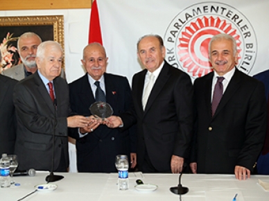 İstanbul Büyükşehir Belediye Başkanı Kadir Topbaş, üyelerini eski bakan ve
