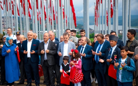 Gaziosmanpaşa Belediye Başkanı Hasan Tahsin Usta, 15 Temmuz Şehitler Anıtı'na
