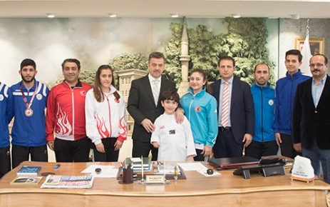Gaziosmanpaşa Belediyesi Gençlik ve Spor Kulübü’nün başarılı sporcuları Belediye Başkanı