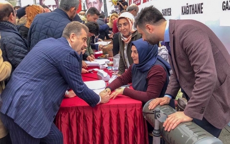 Gaziosmanpaşa Belediye Başkanı Hasan Tahsin Usta, Gaziosmanpaşa delegeleriyle başkanlığını sürdüreceğinin