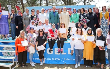 Gaziosmanpaşa Belediyesi Kadın Koordinasyon Merkezi'nin düzenlediği kurslara katılan 8 bin