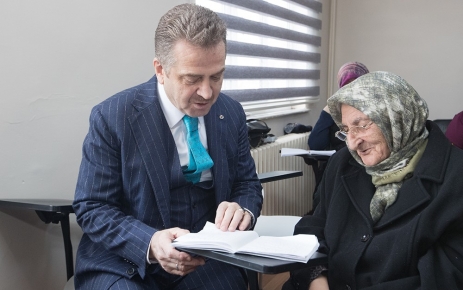 Gaziosmanpaşa Belediyesi'nin açtığı okuma yazma seferberliği büyük ilgi gördü.