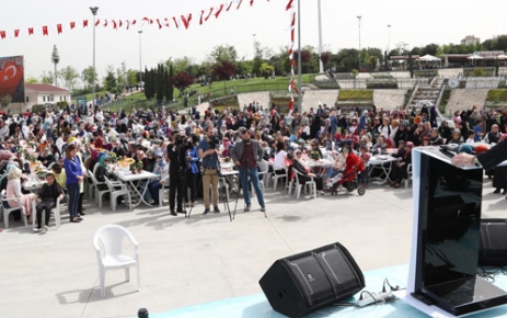 Gaziosmanpaşa Belediyesi, Anneler Günü sebebiyle Gaziosmanpaşalı 2500 anneyi, düzenlediği kahvaltı