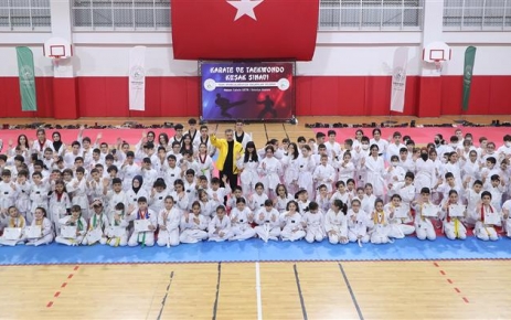 Başkan Usta, Geleceğin Şampiyonlarına Yeni Kuşaklarını Taktı Gaziosmanpaşa Belediye Başkanı Hasan Tahsin Usta, genç sporcuları bu heyecanlı