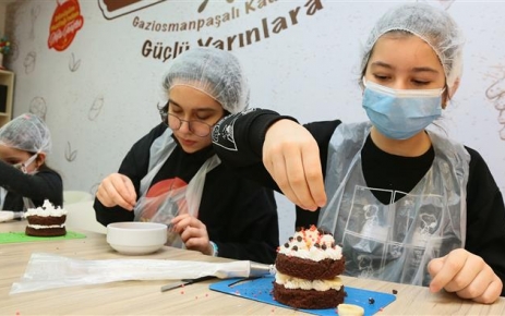 Belediye Başkanı Hasan Tahsin Usta’yı, Gaziosmanpaşa'da yarıyıl tatilini değerlendiren öğrencilerin