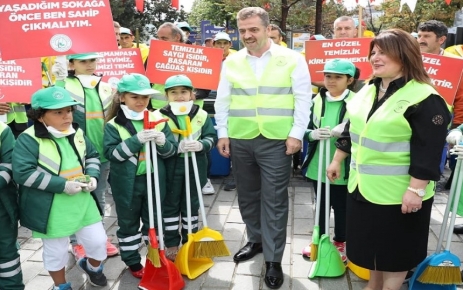 Gaziosmanpaşa Belediye Başkanı Hasan Tahsin Usta miniklerle  birlikte çöp