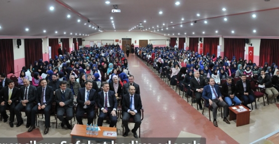 Gaziosmanpaşa Belediye Başkanı Hasan Tahsin Usta,öğrencilere Mehmet Akif Ersoy'un Safahat