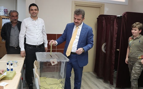 Gaziosmanpaşa Belediye Başkanı Hasan Tahsin Usta, oyunu Mevlana mahallesinde ailesiyle