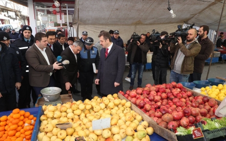  Gaziosmanpaşa Belediye Başkanı Hasan Tahsin Usta, pazarcıları denetledi ve