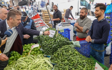 Gaziosmanpaşa Belediye Başkanı Hasan Tahsin Usta, Perşembe pazarını denetleyerek fiyatları