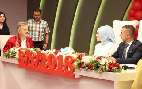 Gaziosmanpaşa Belediye Başkanı Hasan Tahsin Usta evlenmenin sevincini yaşayan çiftlerin