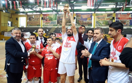 Başkan Usta, Zihnimizdeki engelleri aşmalıyız Gaziosmanpaşa Belediyesi'nin düzenlediği "engelsiz'' futsal maçı renkli görüntülere sahne oldu.