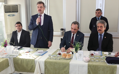 Gaziosmanpaşa Belediye Başkanı Hasan Tahsin Usta, pazar esnafı ile bir
