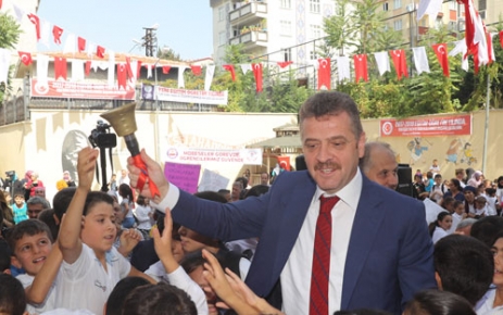 Gaziosmanpaşa Belediye Başkanı Hasan Tahsin Usta, 2017-2018 eğitim-öğretim yılı açılış