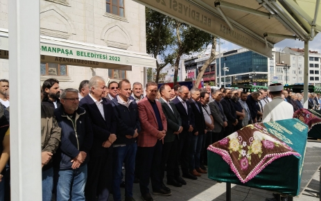 Metin Dabak’ın annesi Neriman Esenkal Dabak dualarla ebediyete uğurlandı.