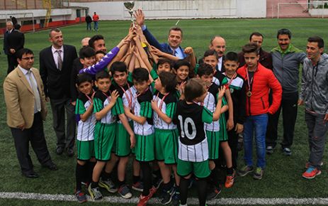 Gaziosmanpaşa Belediye Başkanı Hasan Tahsin Usta adına, ilçedeki ortaokulların 5.