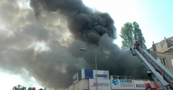 Bayrampaşa'da bir iş yerinde çıkan yangın korkuttu.