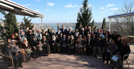 Eyüp Belediyesi evliliklerinde 40 yılı dolduran 40 çifti Pierre Loti'de