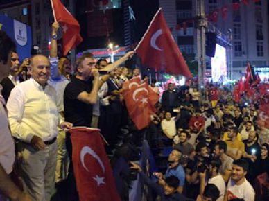 Belediye Başkanı Topbaş,İstanbul'un ilçelerinde vatan nöbetinde!Bayrampaşa, Esenler ve Bağcılar’da demokrasi