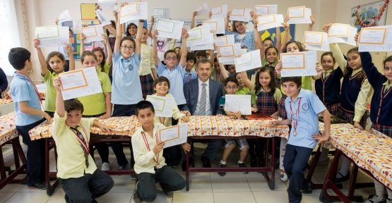 Gaziosmanpaşa Belediye Başkanı Hasan Tahsin Usta,öğrencilere karnelerini verdi.