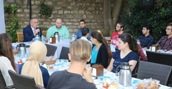 Eyüp Belediye Başkanı Remzi Aydın'ı üniversite öğrencileri ziyaret etti. 