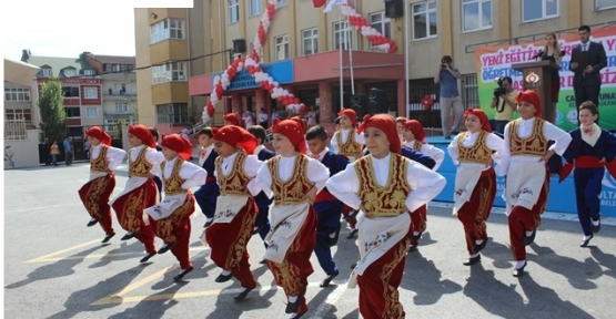 Sultangazi Belediyesi öğrencilere  defter yardımı yaptı.