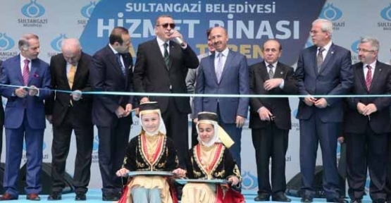 Başbakan,Sultangazi belediye hizmet binasının açılışını yaptı.