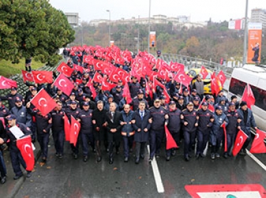 İstanbul Büyükşehir Belediye İtfaiyesi çalışanları Harbiye’deki Beyoğlu İtfaiye Grup Amirliği’nden