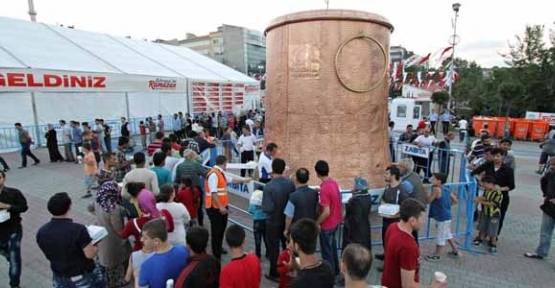 Sultangazi belediyesi halka hizmet için, musluklarından çorba akıtan dev bir