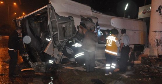 Samsun'un Çarşamba İlçesi'nde cenazeden dönenlerin içerisinde bulunduğu midibüs yol kenarındaki