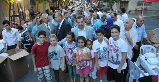 Gaziosmanpaşa Belediye Başkanı Hasan Tahsin Usta,çocukları sevindirdi.