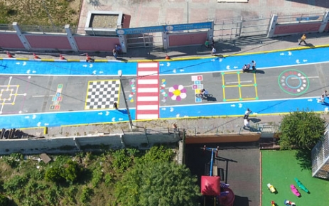Gaziosmanpaşa Belediyesi, çocuklara özel oyun sokağı düzenledi. Trafiğe kapatılan sokakta