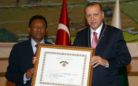 Cumhurbaşkanı Erdoğan’a Madagaskar Devlet Yüksek Nişanı Tevcih Edildi Cumhurbaşkanı Hery Rajaonarimampianina tarafından Devlet Yüksek Nişanı tevcih edildi.