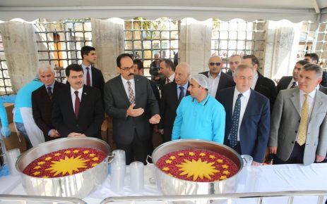 Eyüp Belediye Başkanı Remzi Aydın, Eyüp Sultan Meydanı’nda vatandaşlara aşure
