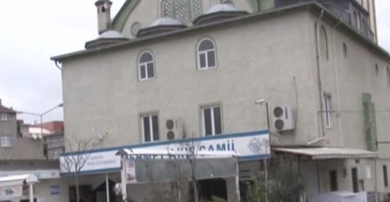 Mehmet Akif Camiine namaz kılmak üzere gelen cemaatin ayakkabılarını çuvala