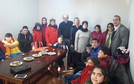 Gaziosmanpaşa  Dumlupınar Ortaokulu  öğrencileri ve öğretmenleri Yenimahalle Muhtarlığını