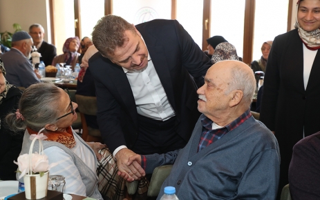 Gaziosmanpaşa Belediye Başkanı Hasan Tahsin Usta, Dünya Yaşlılar Günü'nde yaşayan