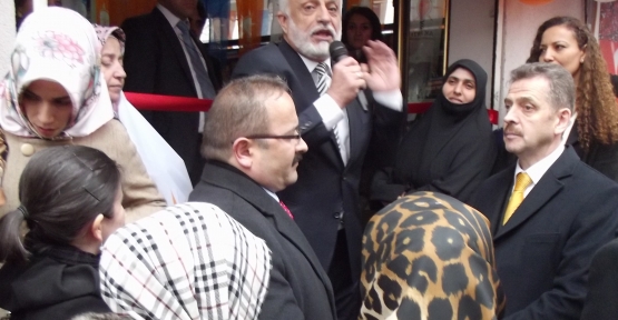   Ak Parti Gaziosmanpaşa ilçe başkanlığı Cumhuriyet meydanında partiye