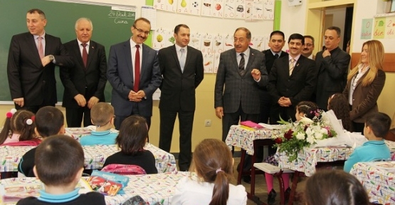 Gaziosmanpaşa Kaymakamı Seddar Yavuz öğrencilere karne verdi.