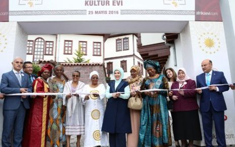 Emine Erdoğan, Afrika El Sanatları Pazarı ve Kültür Evinin Açılış Törenine Katıldı Emine Erdoğan, himayesinde gerçekleştirilen Afrika El Sanatları Pazarı ve Kültür