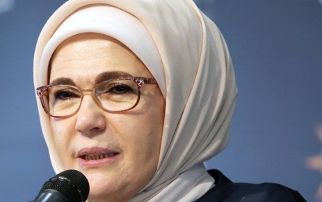 Emine Erdoğan: “AK Partili Kadınlar Dünya Tarihine Geçecek Büyük Zaferin Ortağıdır” Emine Erdoğan, AK Parti teşkilatının büyük hedeflere talip olduğunu belirtti.