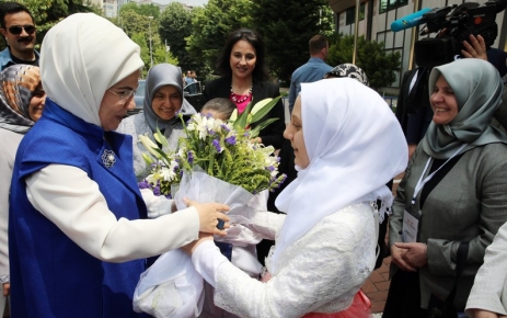 Emine Erdoğan, Gelin bir olalım Emine Erdoğan "Sevgiyi eyleme dönüştürmek için hepimizin gayret göstermesi gerekiyor.