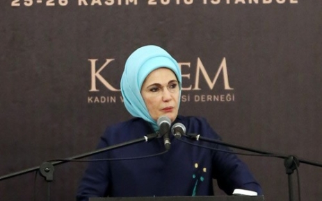 Emine Erdoğan, zirvenin Shangri-La Bosphorus Otel'deki gala yemeğine iştirak etti.