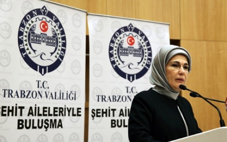 Emine Erdoğan, Ülkemiz Üzerindeki Bütün Şeytani Hesaplara, Hep Birlikte Neşter Vuracağız Emine Erdoğan, Türkiye'nin zor günlerden geçtiğini belirtti.