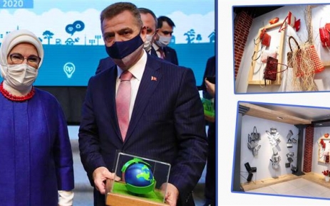 Emine Erdoğan, Gaziosmanpaşa Belediye Başkanı Hasan Tahsin Usta'yı ödüllendirdi.